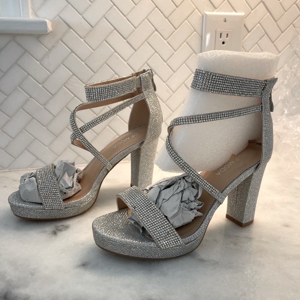 New formal heels size 5.5
Silver